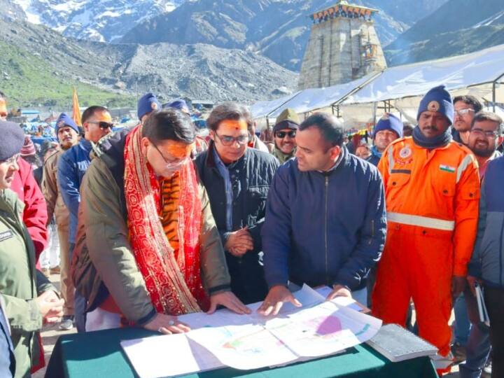 सीएम धामी जब केदारनाथ धाम पहुंचे तीर्थ पुरोहितों और मंदिर प्रशासन ने गले में माला पहना कर उनका स्वागत किया.