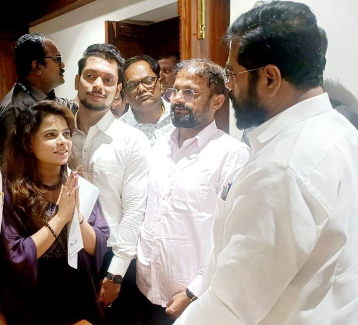 कार्तिकी आणि तिच्या कुटुंबियांनी मुख्यमंत्री एकनाथ शिंदे यांना संत ज्ञानेश्वर माऊली यांची फ्रेम भेट म्हणून दिली आहे.