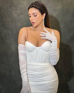 shama sikander: શમા સિકન્દરે વ્હાઈટ ડ્રેસમાં કરાવ્યું હોટ ફોટોશૂટ, તસવીરો વાયરલ