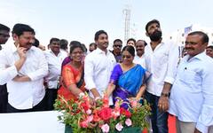AP CM Jagan: టిడ్కో గృహాల సముదాయాన్ని ప్రారంభించిన సీఎం జగన్ - పూలవర్షం కురిపించిన లబ్ధిదారులు
