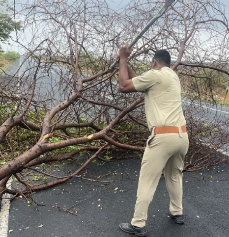 Cyclone Biporjoy: વાવાઝોડામાં સમગ્ર રાજ્યમાં પોલીસકર્મીઓની ખૂબ જ સરાહનીય કામગીરી, આ તસવીરો તમારુ દિલ જીતી લેશે