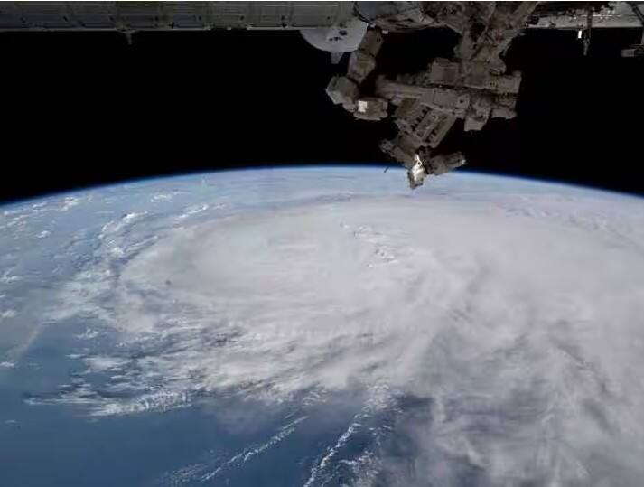 દરમિયાન, ઇન્ટરનેશનલ સ્પેસ સ્ટેશનના એક અવકાશયાત્રીએ ચક્રવાતી તોફાનની કેટલીક તસવીરો શેર કરી હતી.