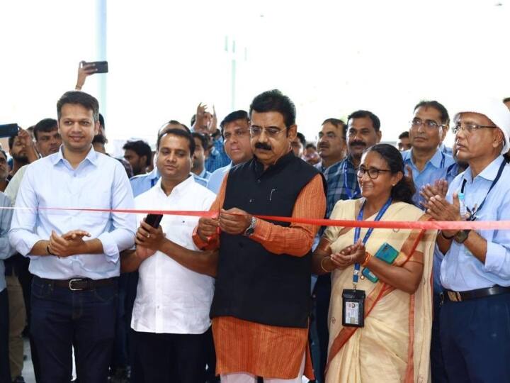 Indore airport new cargo terminal inaugurated by MP Shankar Lalwani ANN Indore: 13 करोड़ की लागत वाला इंदौर एयरपोर्ट का नया कार्गो टर्मिनल शुरू, अब 60 हजार टन हुई क्षमता