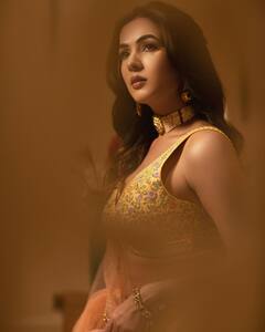 Adipurush Sonal Chauhan: ‘ఆదిపురుష్’ మండోదరి బ్యూటిఫుల్ ఫొటోస్