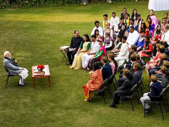 2015માં દિલ્હીમાં રેસકોર્સ રોડનું નામ બદલીને લોક કલ્યાણ માર્ગ રાખવામાં આવ્યું હતું. આ રોડ પર વડાપ્રધાનનું નિવાસસ્થાન છે. તે જ વર્ષે ઔરંગઝેબ રોડનું નામ બદલીને એપીજે અબ્દુલ કલામ માર્ગ કરવામાં આવ્યું. 2017માં ડેલહાઉસી રોડનું નામ બદલીને દારા શિકોહ માર્ગ કરવામાં આવ્યું હતું.