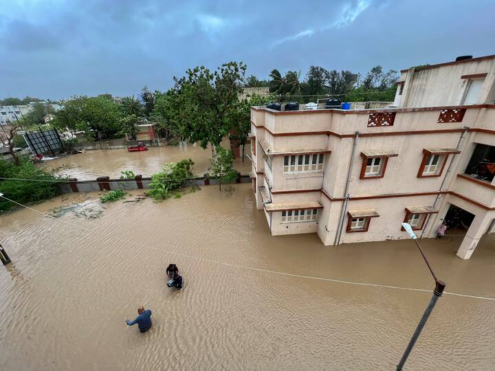 काही भागात पाणी साचलं आहे. तसेच पाऊसही सुरु असल्याने बचावकार्यात अडखळे येत आहेत.