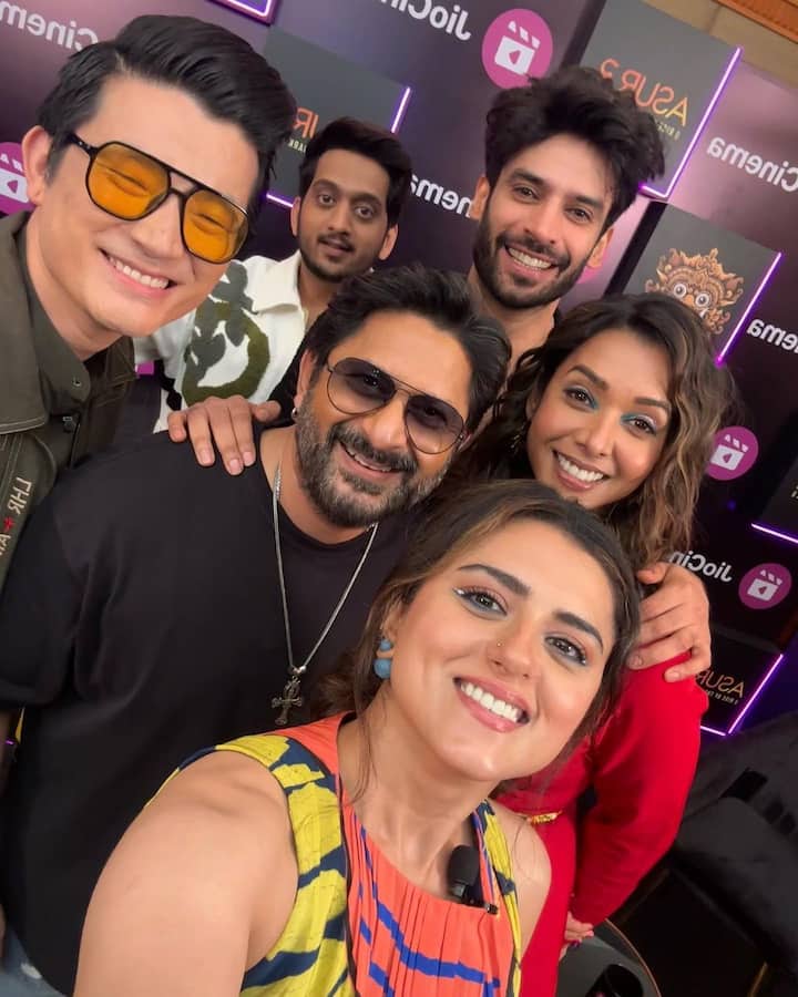 Ridhi also posed with the team of Asur 2