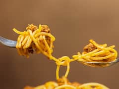 यहां नूडल्स के ऊपर मेंढक लिटाकर उन्हे सर्व किया जाता है, डिश देखकर आ जायेगी घिन्न!