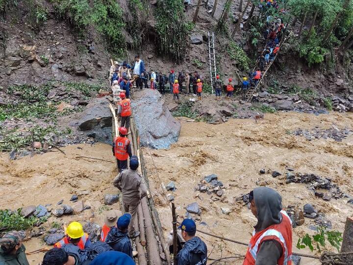 sikkim landslide heavy rain due to biparjoy cyclone roadblock indian army rescued tourist Sikkim Landslide : सिक्कीममध्ये मुसळधार पावसामुळे भूस्खलन, रस्ते बंद ; लष्कराकडून अडकलेल्या 3500 पर्यटकांची सुटका