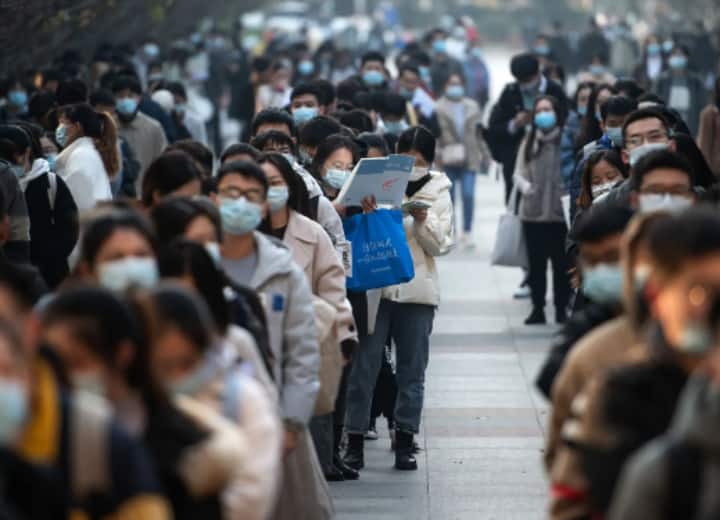 China Job Crisis: क्यों मोटी सैलरी की नौकरी छोड़ चीन में युवा बन रहे हैं सफाईकर्मी और वेटर? जानें वजह