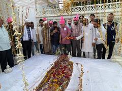 वंचित आघाडीचे प्रमुख प्रकाश आंबेडकरांनी दिली औरंगजेबाच्या कबरीला भेट