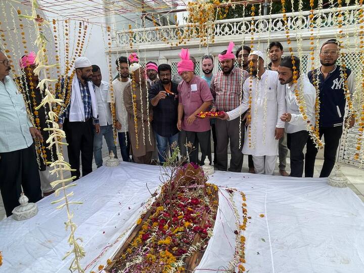 छत्रपती संभाजीनगर जिल्ह्यात एका कार्यक्रमाच्या निमित्ताने आल्यानंतर त्यांनी वंचित बहुजन आघाडीच्या कार्यकर्त्यांसोबत औरंगजेबाच्या कबरीला भेट दिली.