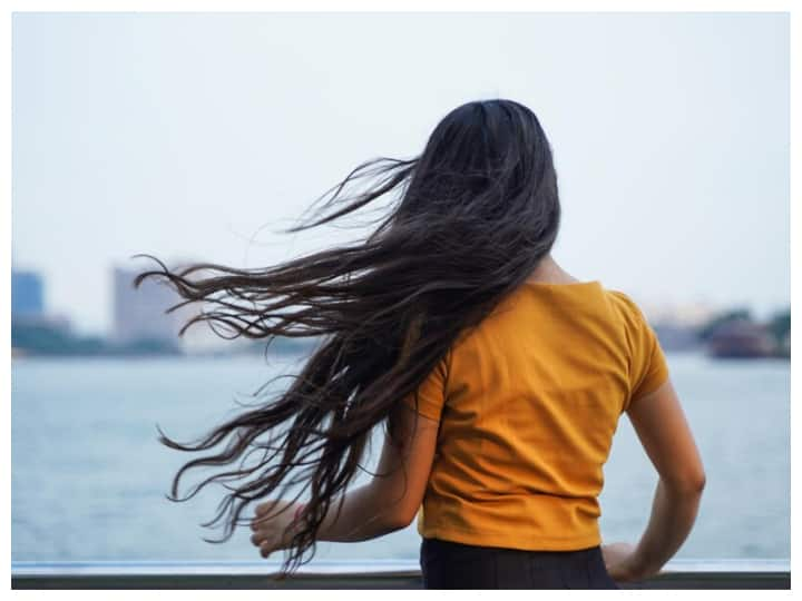 to make you hair strong healthy and long in summer include these tips in your routine लंबे और घने बालों को मैनेज करने के लिए गर्मियों में ऐसे करें इनकी देखभाल, अपनाएं ये टिप्स