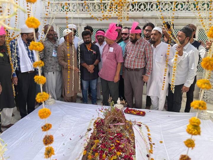 प्रकाश आंबेडकर यांनी या कबरीला भेट दिल्यानंतर आता नव्या वादाला तोंड फुटण्याची शक्यता आहे.