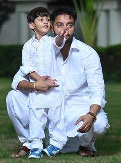 Sippy Gill: ਸਿੱਪੀ ਗਿੱਲ ਦਾ ਬੇਟੇ ਜੁਝਾਰ ਨਾਲ ਇਹ ਅੰਦਾਜ਼ ਮੋਹ ਰਿਹਾ ਦਿਲ, ਕੁੜਤੇ ਪਜਾਮੇ 'ਚ ਬਣੇ ਖਿੱਚ ਦਾ ਕੇਂਦਰ