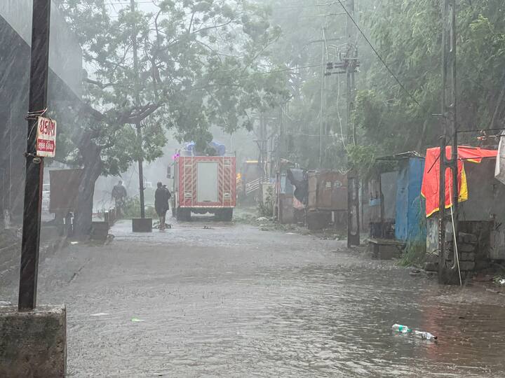 आजही गुजरातसह राजस्थानमध्ये वादळी वाऱ्यांसह पावसाचा अंदाज हवामान विभागाने वर्तवला आहे.