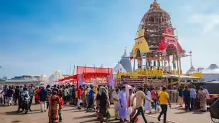 রথে চড়ে মাসির বাড়ি যাত্রা করেন জগন্নাথদেব৷ সঙ্গে থাকেন বলরাম, সুভদ্রা৷। রথের রশিতে টান দেন লক্ষ লক্ষ ভক্ত।