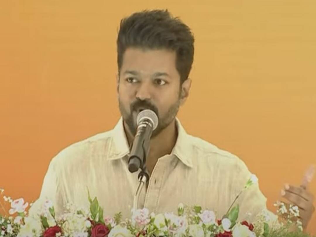 Vijay Speech : ”அம்பேத்கர், பெரியார், காமராஜரை படியுங்கள்; குணத்தை விட்றாதீங்க” - மாணவர்களுக்கு விஜய் அட்வைஸ்...!