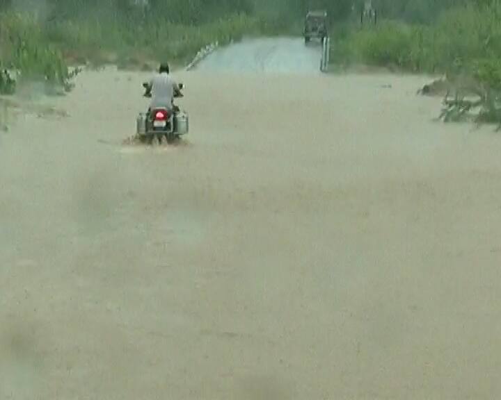 Gujarat Rain Photo: બિપરજોય વાવાઝોડા બાદ તેની અસર ગુજરાત પર જોવા મળી રહી છે. ઉત્તર ગુજરાતમાં આભ ફાટ્યુ છે. બનાસકાંઠાના તમામ તાલુકામાં જળબંબાકારની સ્થિતિ સર્જાય છે.