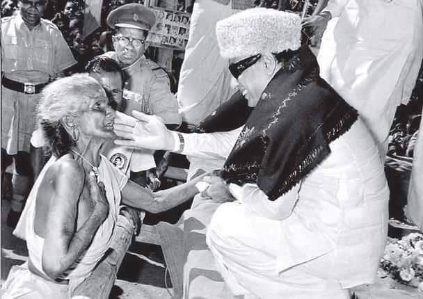 எம்.ஜி.ஆர் - திரைத்துறையில் வாத்தியாராக இருந்து அரசியலில் களமிரங்கி வெற்றி வாகை சூடியவர். சட்டமன்ற தேர்தலில் முதலமைச்சர் வேட்பாளராக போட்டியிட்ட எம்.ஜி.ஆர் மூன்று முறை தொடர்ச்சியாக வெற்றி பெற்றார்.