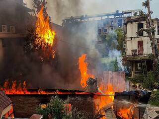 Fresh Violence In Manipur As Mobs Vandalise Police Armoury know more details here காவல்துறை ஆயுதக் கிடங்கை சூறையாடிய கும்பல்..பாதுகாப்பு படையினர் மீது துப்பாக்கிச்சூடு..மணிப்பூரில் ஓயாத வன்முறை..!