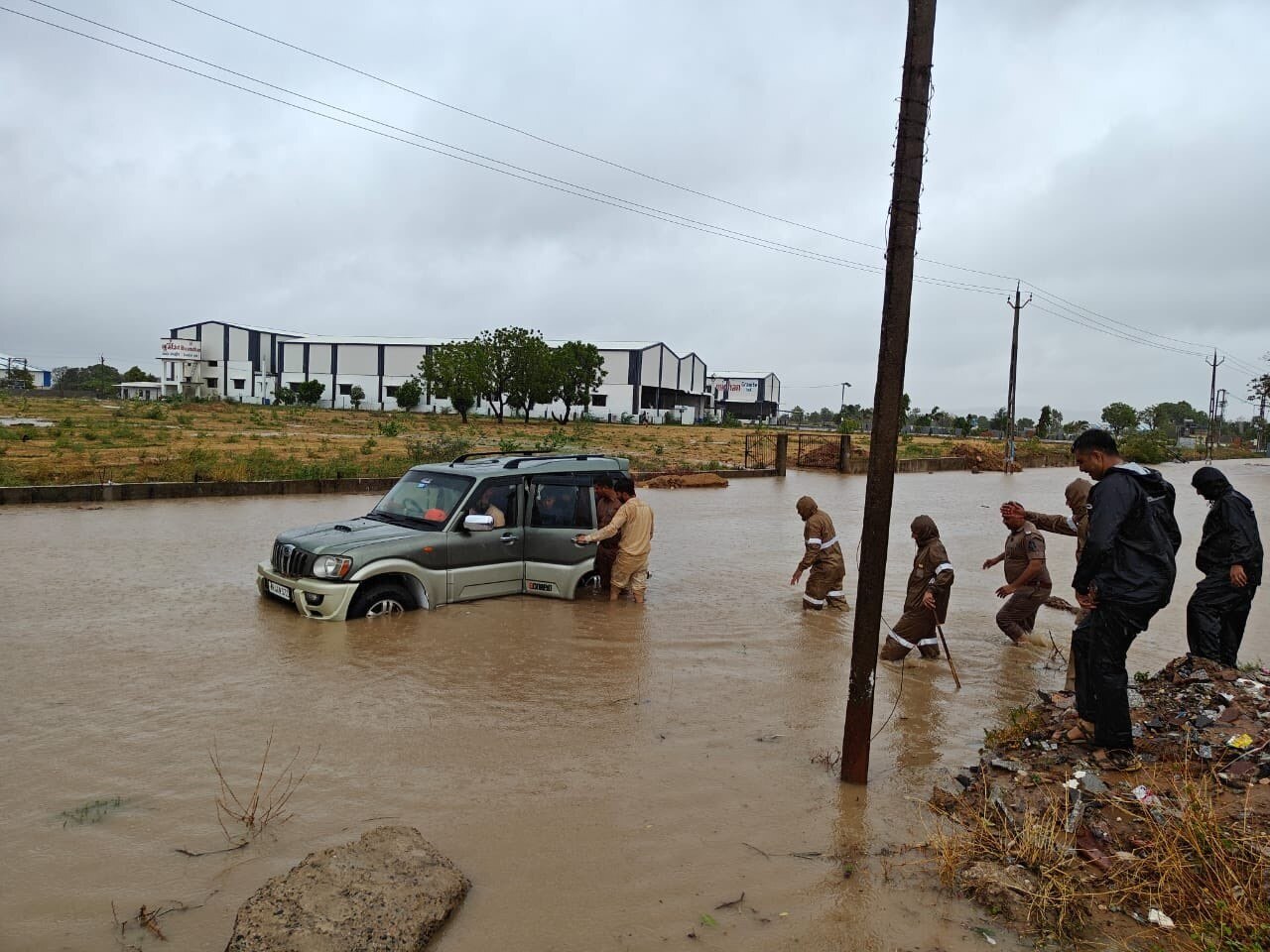 Banaskantha Rain: રાજસ્થાનના પરિવારની કાર ફસાઈ પાણીમાં,ત્યારે જ વરસતા વરસાદ વચ્ચે દેવદૂત બનીને આવી ગુજરાત પોલીસ