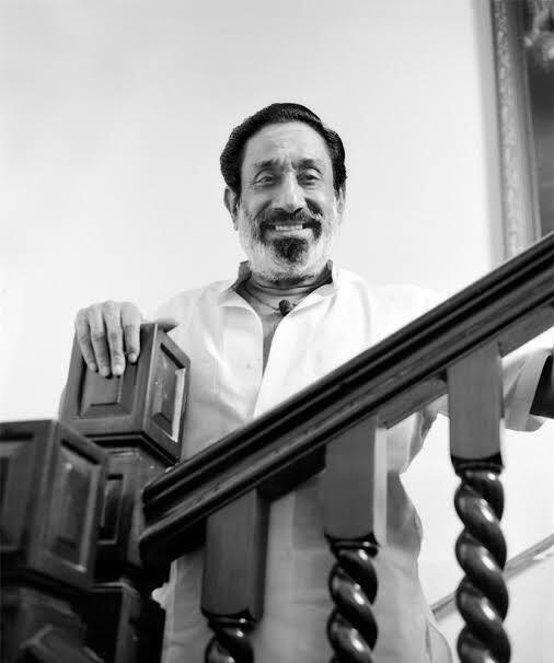சிவாஜி - தமிழ் திரையுலகில் எம்.ஜி.ஆருக்கு இணையாக இருந்த ஒரே நடிகர் சிவாஜி கணேசன் தான். நடிப்பில் கொடிகட்டி பறந்தாலும் அரசியலில் தோல்வியையே தழுவினார் சிவாஜி. பின்னர் அரசியலை கைவிட்டு மீண்டும் நடிப்புக்கே திரும்பினார்