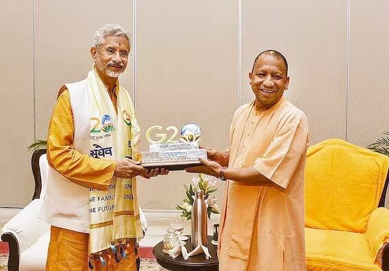 वाराणसीमध्ये G-20 परिषदेच्या दरम्यान उत्तर प्रदेशचे मुख्यमंत्री योगी आदित्यनाथ यांनी सोमवार, 12 जून रोजी परराष्ट्रमंत्री एस जयशंकर यांची भेट घेतली.