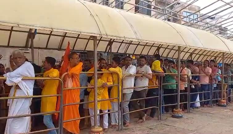 Biporjoy Landfall Effect: again Dwarka mandir opened for devotees after biporjoy cyclone landfall and heavy rainfall Biporjoy: બે દિવસના વિરામ બાદ દ્વારકાધીશના દ્વાર ખુલ્યા, જગત મંદિરની બહાર બહાર લાગી ભક્તોની લાંબી લાઇનો