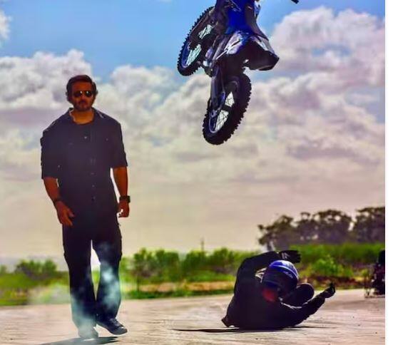 ਰੋਹਿਤ ਕਈ ਰਿਐਲਿਟੀ ਸ਼ੋਅਜ਼ ਵਿੱਚ ਜੱਜ ਅਤੇ ਹੋਸਟ ਦੀ ਭੂਮਿਕਾ ਵਿੱਚ ਨਜ਼ਰ ਆ ਚੁੱਕੇ ਹਨ। ਦੱਸ ਦੇਈਏ ਕਿ ਰੋਹਿਤ ਨੇ ਫਰਸ਼ ਤੋਂ ਅਰਸ ਤੱਕ ਦਾ ਸਫਰ ਤੈਅ ਕੀਤਾ ਹੈ। ਉਸ ਨੇ ਜੋ ਕੁਝ ਵੀ ਹਾਸਲ ਕੀਤਾ ਹੈ, ਉਹ ਸਭ ਉਸ ਦੀ ਮਿਹਨਤ ਅਤੇ ਲਗਨ ਸਦਕਾ ਹੈ। ਰੋਹਿਤ ਦੇ ਪਿਤਾ ਐਮਬੀ ਸ਼ੈੱਟੀ ਕਦੇ ਹਿੰਦੀ ਫਿਲਮਾਂ ਦੇ ਮਸ਼ਹੂਰ ਸਟੰਟਮੈਨ ਸਨ।