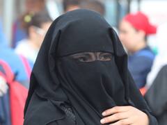 अब तेलंगाना में बुर्का विवाद, छात्राओं को एग्जाम हाल में जाने से रोका, मंत्री से हुआ सवाल तो बोले- औरतें कपड़े ऐसे पहनें...