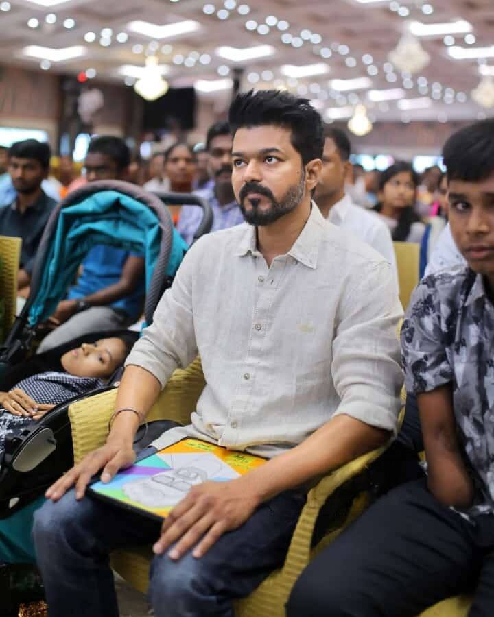 அரங்கிற்குள் வந்த விஜய் மேடையில் அமரமால் மாணவர்களுடன் மாணவர்களாக கீழே இருந்த இருக்கையில் அமர்ந்தார்.