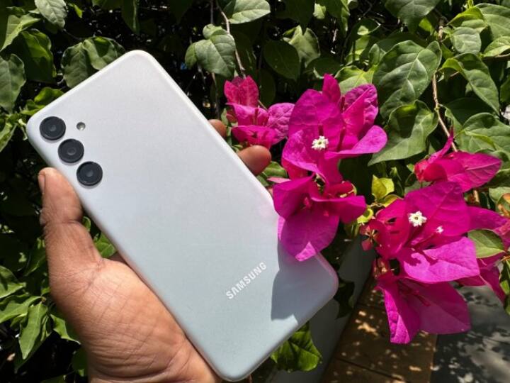 बजट 15,000: अगर आपका बजट इस रेंज के आस-पास है तो आपके लिए Samsung Galaxy M14 5G स्मार्टफोन बढ़िया ऑप्शन है. इसमें आपको 6000 एमएएच की बैटरी, LCD डिस्प्ले और 5nm Exynos 1330 SOC का सपोर्ट मिलता है.