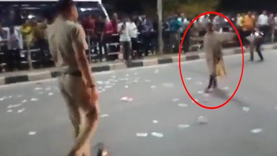 Old Woman Throws Rs 500 Notes Before Police Station | రూ.500 నోట్లతో మహిళ హల్ చల్ | ABP Desam