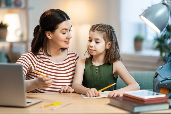 Parenting Tips: Before forcing the child to study, parents should know these 5 things, there will be no tension Parenting Tips: બાળક પર અભ્યાસનું દબાણ કરતાં પહેલા માતા-પિતા જાણી લે આ 5 વાત, નહીં રહે કોઈ ટેન્શન