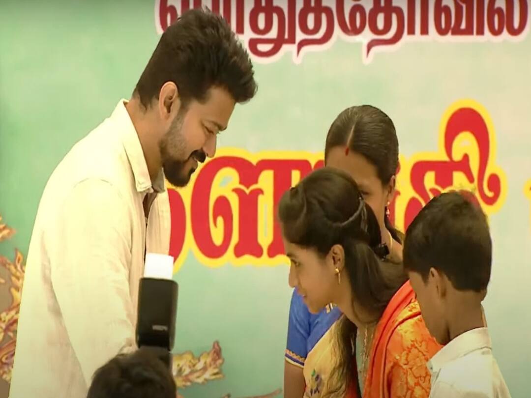 Vijay Gifted Diamond necklace :600க்கு 600 மதிப்பெண் பெற்ற மாணவி நந்தினிக்கு வைர நெக்லஸ் பரிசளித்த நடிகர் விஜய்