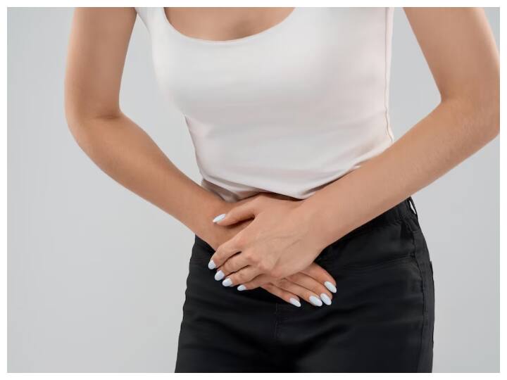 गर्मियों में क्यों बढ़ जाती है मह‍िलाओं में यूटीआई की समस्‍या? डॉक्‍टर से जानें इससे बचाव के उपाय