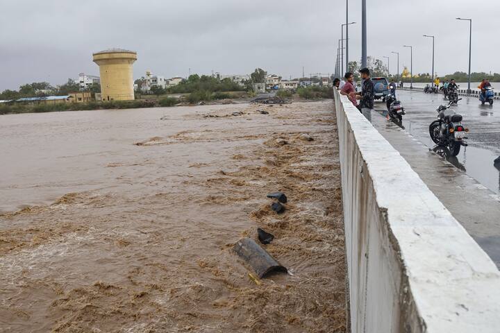 बिपरजॉय चक्रीवादळ गुजरातला धडकल्यानंतर त्यातील वाऱ्यांचा वेग काही प्रमाणात कमी झाला आहे, मात्र चक्रीवादळाची तीव्रता कायम आहे.