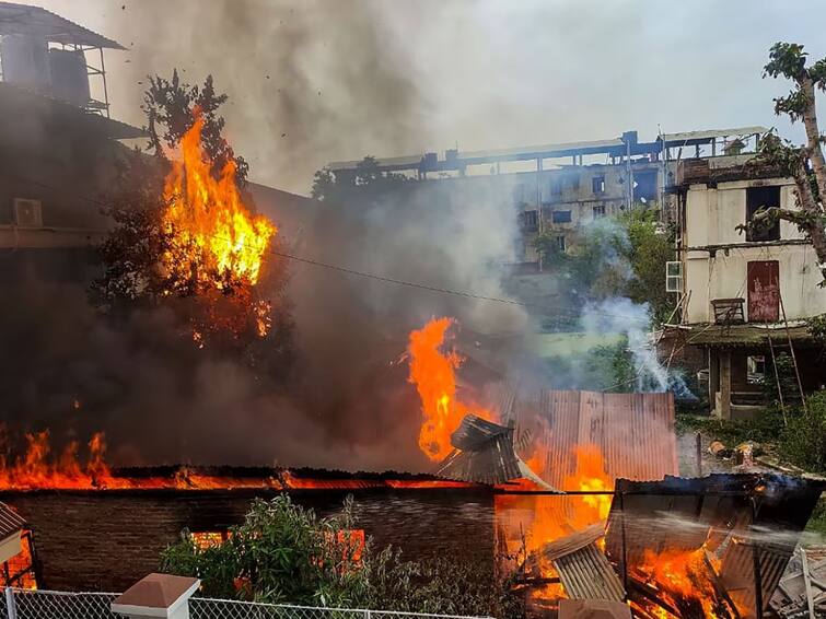 Manipur Violence Violence Erupts In Manipur As Mobs Vandalise Police Armoury, Fire On Forces Manipur Violence: మణిపూర్‌లో కాల్పుల మోత, అర్ధరాత్రి పలు చోట్ల విధ్వంసం -  బీజేపీ ఆఫీస్‌పై దాడికి యత్నం