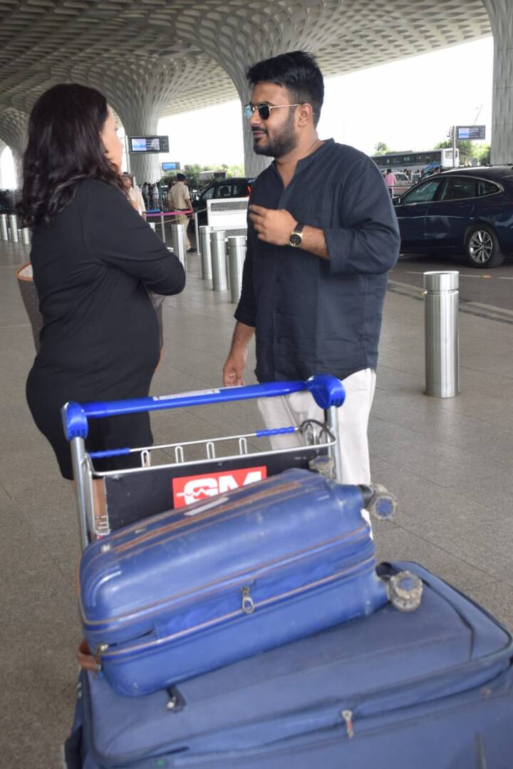 शनिवार को स्वरा और फहद को मुंबई एयरपोर्ट पर स्पॉट किया गया. स्वरा ने ब्लैक कलर का ड्रेस पहना था और उनका बेबी बंप बहुत ही क्यूट लग रहा था.