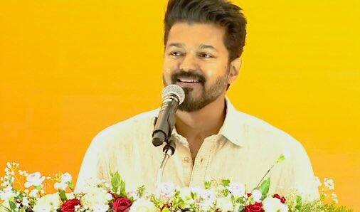 நடிகர் விஜய் நீலாங்கரையில் உள்ள தனது வீட்டில் இருந்து தானே காரை ஓட்டி நிகழ்ச்சி நடக்கும் ஆர்.கே கன்வென்ஷன் சென்டரை வந்தடைந்தார்.