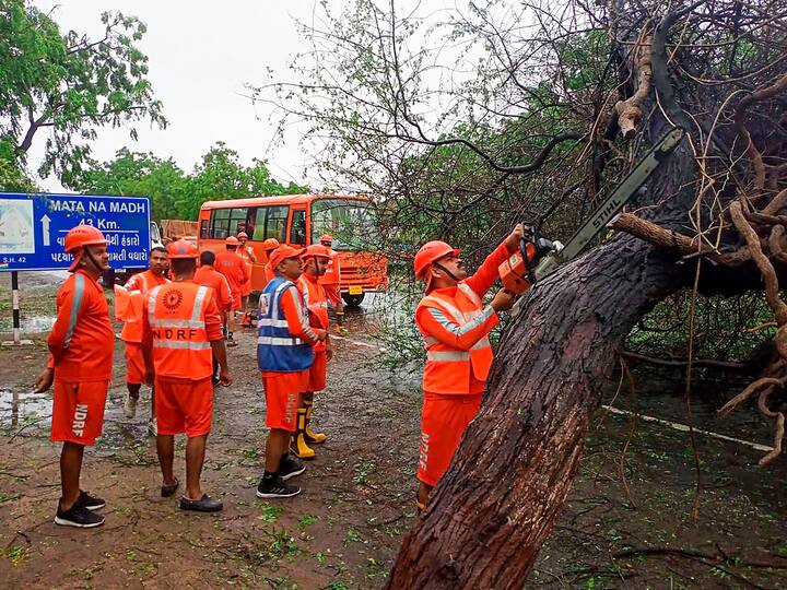 बिपरजॉय चक्रीवादळ गुरुवारी रात्री गुजरात किनारपट्टीवर धडकलं. बिपरजॉय चक्रीवादळामुळे अनेक ट्रेन रद्द करण्यात आल्या आहेत.