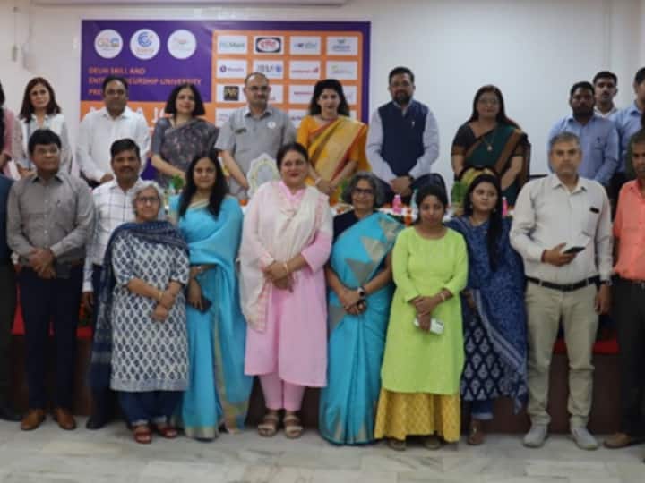 DSEU Mega Job Fair: 100 companies offering jobs, 3000 students registered DSEU में लगा 3 दिवसीय मेगा जॉब फेयर, 100 से ज्यादा कंपनियां दे रही नौकरियां, 3000 छात्रों ने कराया रजिस्ट्रेशन