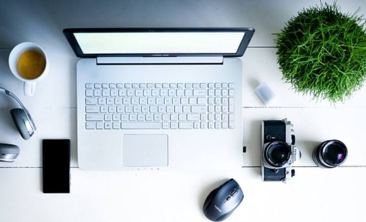 ঘরে-বাইরে ব্যস্ততার জেরে জীবন যেমন অগোছালো হয়ে যায়, নিজের বাড়ি, ঘর গোছানোর সময়ও পাই না আমি। ফলে সকালে উঠে বেরনো আর রাতে ফেরার মাঝে অযত্নের ছাপ ফুটে ওঠে ঘরবাড়িতে।