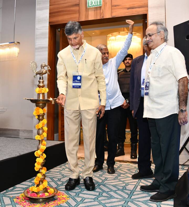 జ్యోతి ప్రజ్వలన చేసి సదస్సును ప్రారంభిస్తున్న చంద్రబాబు