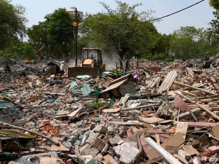Delhi High court Orders Vasant Vihar slums Area be demolished NDRF MCD in Action Delhi News: दिल्ली हाईकोर्ट के आदेश पर वसंत विहार की झुग्गी- बस्ती पर चला बुलडोजर, NDRF और MCD की कार्रवाई