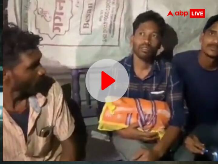 MP News Jabalpur father forced to carry the dead body newborn child in bag ann Watch: जबलपुर में एम्बुलेंस नहीं मिली तो थैले में छुपा कर ले गया नवजात बेटे का शव, Video Viral