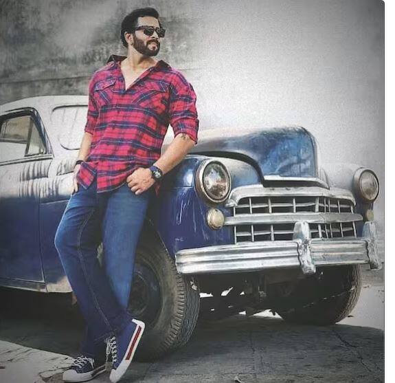 ਰੋਹਿਤ ਸ਼ੈੱਟੀ ਬਾਲੀਵੁੱਡ ਦੇ ਸਭ ਤੋਂ ਸਫਲ ਫ਼ਿਲਮ ਨਿਰਦੇਸ਼ਕਾਂ ਵਿੱਚੋਂ ਇੱਕ ਹੈ। 'ਗੋਲਮਾਲ' ਸੀਰੀਜ਼ ਰਾਹੀਂ ਉਸ ਨੇ ਦਰਸ਼ਕਾਂ 'ਚ ਆਪਣੀ ਪਛਾਣ ਬਣਾਈ ਅਤੇ ਫਿਰ 'ਸਿੰਘਮ', 'ਸੂਰਿਆਵੰਸ਼ੀ' ਅਤੇ 'ਸਿੰਬਾ' ਵਰਗੀਆਂ ਫਿਲਮਾਂ ਰਾਹੀਂ ਦਰਸ਼ਕਾਂ ਨੂੰ ਆਪਣਾ ਦੀਵਾਨਾ ਬਣਾਇਆ। ਕਰੋੜਾਂ ਦੇ ਮਾਲਕ ਰੋਹਿਤ ਸ਼ੈੱਟੀ ਕੋਲ ਇੱਕ ਤੋਂ ਵੱਧ ਆਲੀਸ਼ਾਨ ਕਾਰਾਂ ਅਤੇ ਕਈ ਘਰ ਅਤੇ ਜਾਇਦਾਦਾਂ ਹਨ। ਅੱਜ ਅਸੀਂ ਤੁਹਾਨੂੰ ਰੋਹਿਤ ਸ਼ੈੱਟੀ ਦੀ ਸੰਪਤੀ ਅਤੇ ਜਾਇਦਾਦ ਬਾਰੇ ਦੱਸਾਂਗੇ।