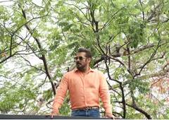 Salman Khan Pics : ਵੈਨਿਟੀ ਵੈਨ ਦੀ ਛੱਤ 'ਤੇ ਚੜ੍ਹ ਕੇ Bigg Boss OTT 2 ਦੇ ਲਾਂਚ 'ਤੇ ਪਹੁੰਚੇ ਸਲਮਾਨ ਖਾਨ, ਵੇਖੋ ਅਦਾਕਾਰ ਦੀਆਂ ਤਸਵੀਰਾਂ