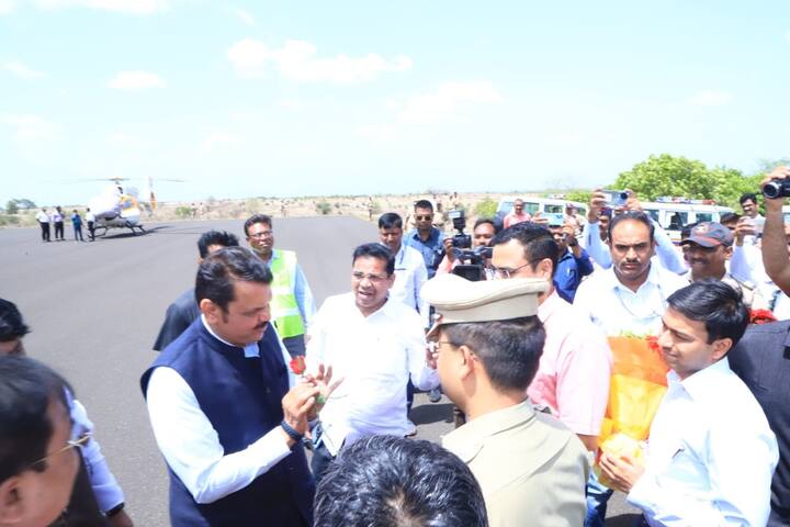 सार्वजनिक कार्यक्रमात गेल्यानंतर पुष्पगुच्छ किंवा हार स्वीकारणार नसल्याचा तो नियम आहे.